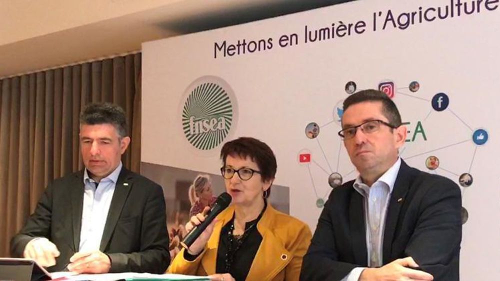 Christiane Lambert, présidente de la FNSEA, entourée du vice-président, Henri Bies-Pere (à gauche), et du secrétaire général, Jérôme Despey (à droite). © R. Aries/GFA