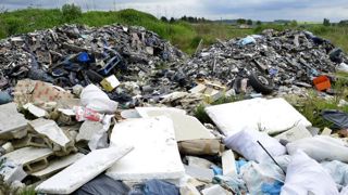 Dépôt sauvage de déchets sur une parcelle agricole dans le Vexin, à Avernes, dans le Val-d’Oise. © Cédric Faimali/GFA Dépôt sauvage de déchets sur une parcelle agricole dans le Vexin, à Avernes, dans le Val-d’Oise. © Cédric Faimali/GFA