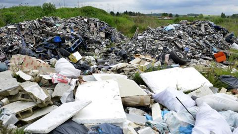 Dépôt sauvage de déchets sur une parcelle agricole dans le Vexin, à Avernes, dans le Val-d’Oise. © Cédric Faimali/GFA Dépôt sauvage de déchets sur une parcelle agricole dans le Vexin, à Avernes, dans le Val-d’Oise. © Cédric Faimali/GFA