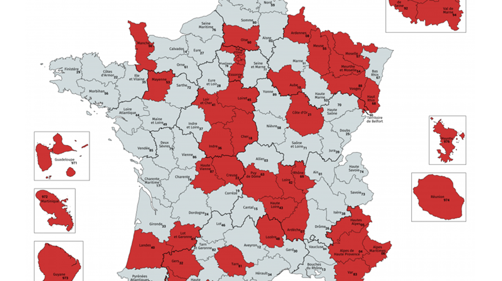 Générations futures recense (en rouge) les départements où aucune personne ne s’est manifestée dans le cadre de l’élaboration des chartes de voisinage relatives à la protection des personnes lors de l’utilisation de produits phytosanitaires. © Générations futures