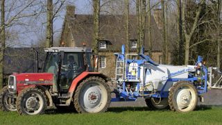 Les arrêtés municipaux pour interdire les épandages phytosanitaires à proximité des habitations et des espaces publics se multiplient. © Stéphane Leitenberger Les arrêtés municipaux pour interdire les épandages phytosanitaires à proximité des habitations et des espaces publics se multiplient. © Stéphane Leitenberger