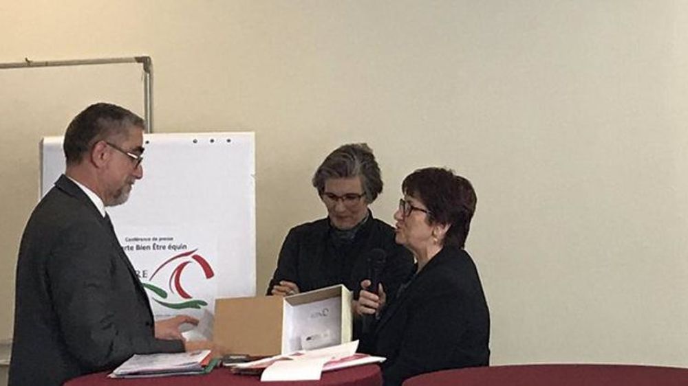 Patrick Dehaumont, directeur général de la DGAL, a reçu la charte nationale pour le bien-être équin accompagnée de son manuel pratique ce 11 avril 2018, des mains de Christiane Lambert (à droite), la présidente de la FNSEA, et de Marianne Dutoit, la présidente de la FNC. © Twitter/FNSEA