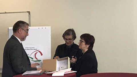 Patrick Dehaumont, directeur général de la DGAL, a reçu la charte nationale pour le bien-être équin accompagnée de son manuel pratique ce 11 avril 2018, des mains de Christiane Lambert (à droite), la présidente de la FNSEA, et de Marianne Dutoit, la présidente de la FNC. © Twitter/FNSEA Patrick Dehaumont, directeur général de la DGAL, a reçu la charte nationale pour le bien-être équin accompagnée de son manuel pratique ce 11 avril 2018, des mains de Christiane Lambert (à droite), la présidente de la FNSEA, et de Marianne Dutoit, la présidente de la FNC. © Twitter/FNSEA