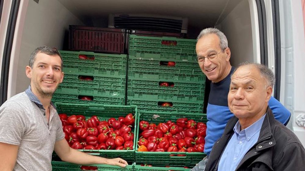 Kevin Duval, maraîcher, au côté des volontaires du secours populaire venus récupérer ses poivrons. © A. Langlais/Kultive