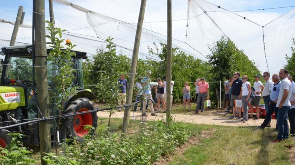 Démonstration lors de la journée technique concernant la pomme et la poire, le 6 juillet, à la station d’expérimentation de La Morinière (Indre-et-Loire). © Aude Richard