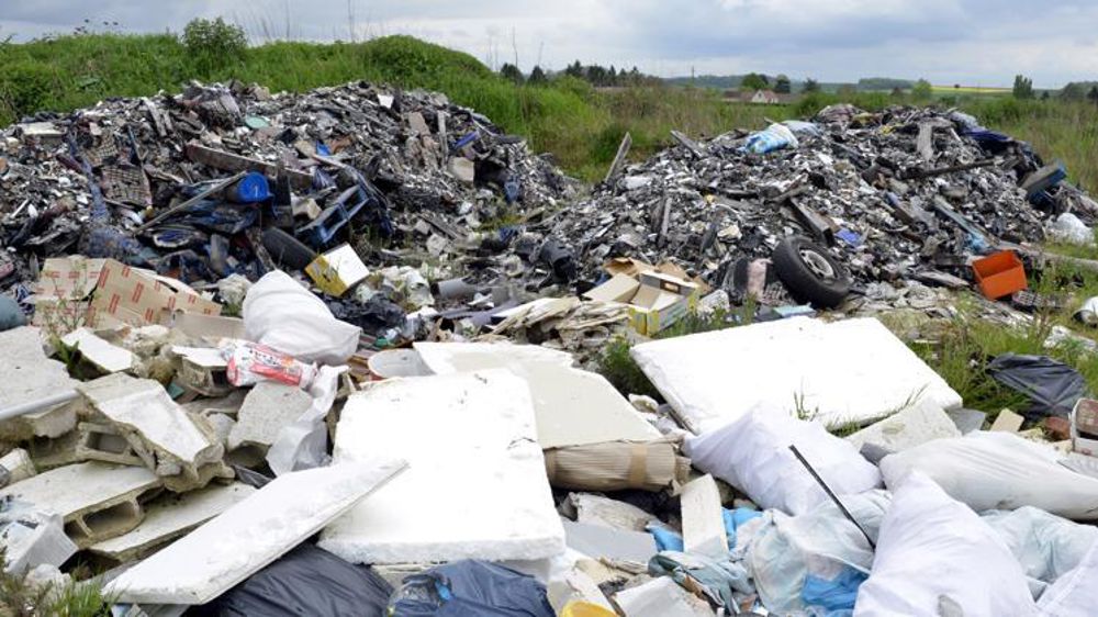 Dépôt sauvage de déchets sur une parcelle agricole dans le Vexin à Avernes (Val-d’Oise). © C. Faimali/GFA