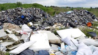 Dépôt sauvage de déchets sur une parcelle agricole dans le Vexin à Avernes (Val-d’Oise). © C. Faimali/GFA Dépôt sauvage de déchets sur une parcelle agricole dans le Vexin à Avernes (Val-d’Oise). © C. Faimali/GFA