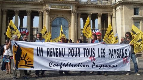 Une trentaine de militants de la Confédération paysanne ont manifesté devant l’Assemblée nationale le 23 mai 2018 contre le projet de loi sur l’alimentation. © Twitter / Conf' Paysanne Une trentaine de militants de la Confédération paysanne ont manifesté devant l’Assemblée nationale le 23 mai 2018 contre le projet de loi sur l’alimentation. © Twitter / Conf' Paysanne