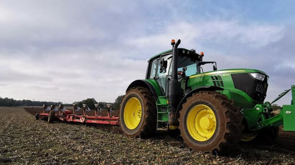 Labour, semis et récolte dans des conditions humides ont rythmé la semaine sur Twitter. © Twitter @BMHAC
