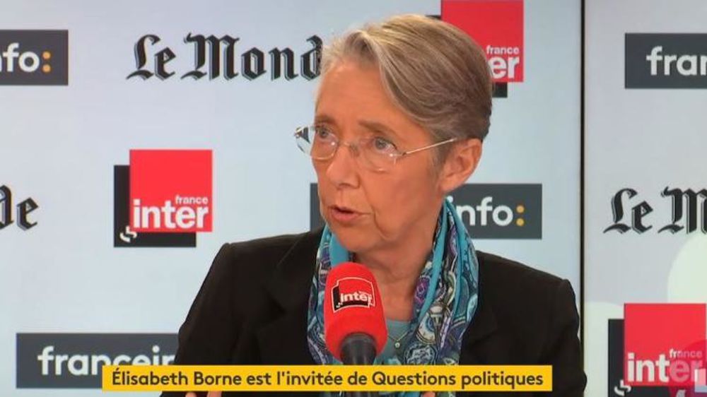 « Ce rapport [de la mission parlementaire chargée d’évaluer le plan de sortie du glyphosate] est intéressant parce qu’il pointe que ce n’est pas en claquant des doigts comme ça, qu’on décide qu’on arrête le glyphosate », répond Elisabeth Borne aux journalistes. © France Inter