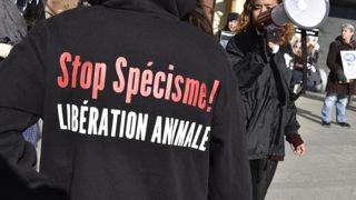 Mouvement antispéciste, à la porte de Versailles, lors du Salon de l’agriculture de 2018. © Cédric Faimali/GFA Mouvement antispéciste, à la porte de Versailles, lors du Salon de l’agriculture de 2018. © Cédric Faimali/GFA