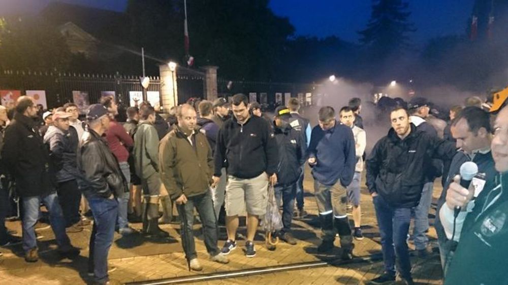 Une centaine d’agriculteurs ont manifesté devant la préfecture du Mans le 4 juin 2018. © Twitter/FDSEA72