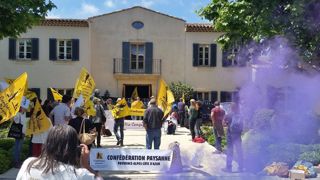 La Confédération paysanne manifeste devant l’entrée du domaine viticole de Vincent Bolloré à La Croix-Valmer dans le var, pour dénoncer l’accaparement des terres. © Twitter/Confédération paysanne La Confédération paysanne manifeste devant l’entrée du domaine viticole de Vincent Bolloré à La Croix-Valmer dans le var, pour dénoncer l’accaparement des terres. © Twitter/Confédération paysanne