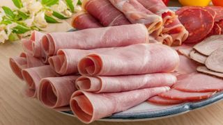 Selon Foodwatch, Yuka et la Ligue contre le cancer, les nitrites utilisés dans la charcuterie peuvent entraîner la formation de composés cancérogènes. © Agnès Massiot/GFA Selon Foodwatch, Yuka et la Ligue contre le cancer, les nitrites utilisés dans la charcuterie peuvent entraîner la formation de composés cancérogènes. © Agnès Massiot/GFA