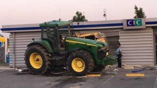 « Ils se sont servis du tracteur pour enfoncer le distributeur puis pour le tirer. Les vitres ont explosé », constate l’épouse de l’exploitant. © DR « Ils se sont servis du tracteur pour enfoncer le distributeur puis pour le tirer. Les vitres ont explosé », constate l’épouse de l’exploitant. © DR