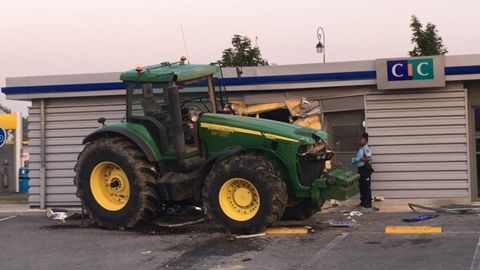« Ils se sont servis du tracteur pour enfoncer le distributeur puis pour le tirer. Les vitres ont explosé », constate l’épouse de l’exploitant. © DR « Ils se sont servis du tracteur pour enfoncer le distributeur puis pour le tirer. Les vitres ont explosé », constate l’épouse de l’exploitant. © DR