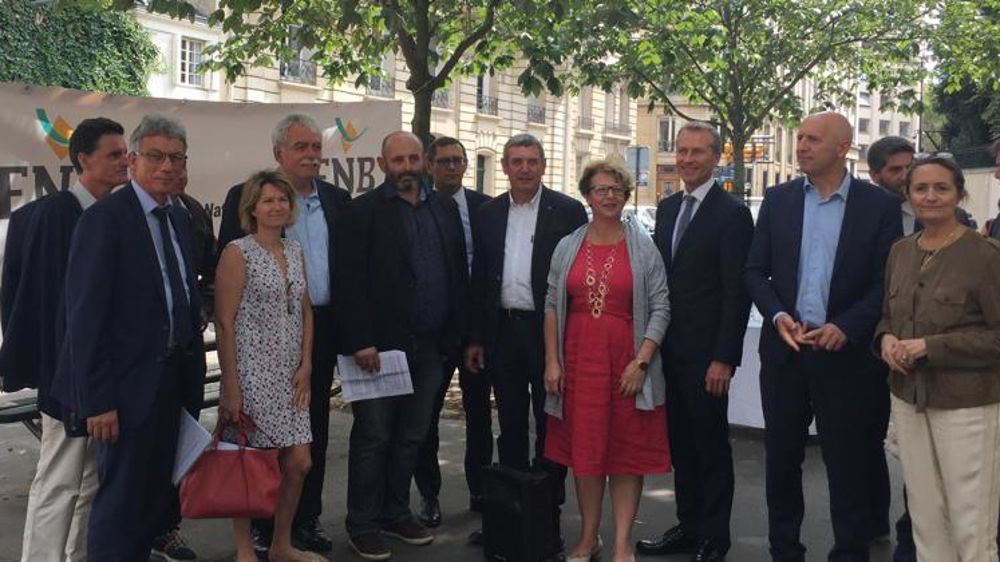 Bruno Dufayet, président de la FNB, entouré de parlementaires issus de tous bords politiques. © B. Quantinet/GFA