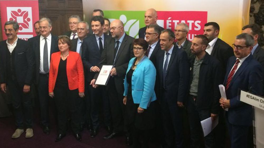 Photo de famille de l’ensemble des signataires de la charte d’engagement. Tous les acteurs étaient représentés. © A. Cardinaux