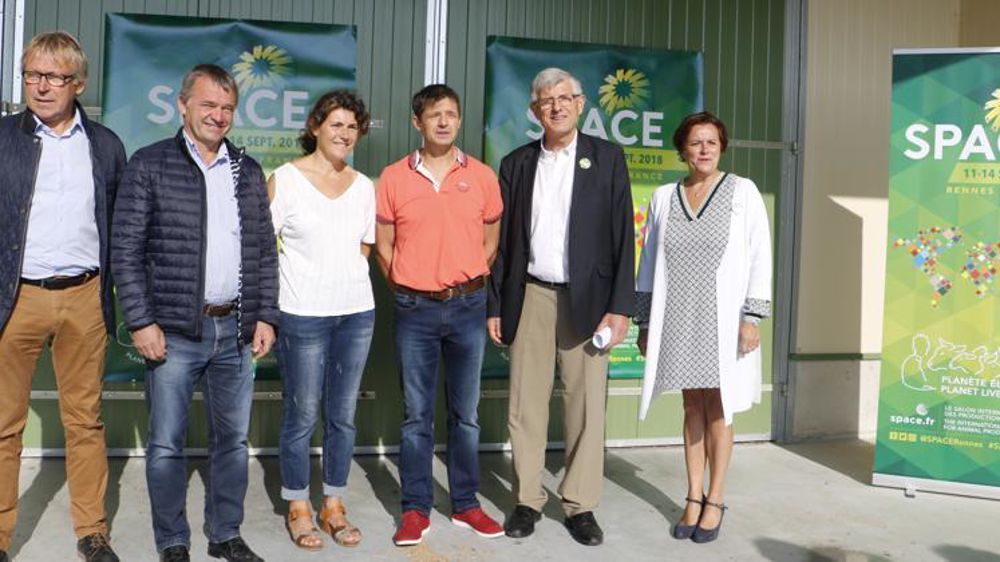 La conférence de presse de prélancement du Space a démarré par la visite de l’élevage de volailles de Sylvaine et Christophe Dano (au centre) à Saint-Jean-Brévelay (Morbihan) représentative de la thématique de cette nouvelle édition sur l’amélioration des conditions de travail des éleveurs. (De gauche à droite Jacques Jaouen, André Sergent, Sylvaine et Christophe Dano, éleveurs, Marcel Denieul et Anne-Marie Quéméner). © I. Lejas