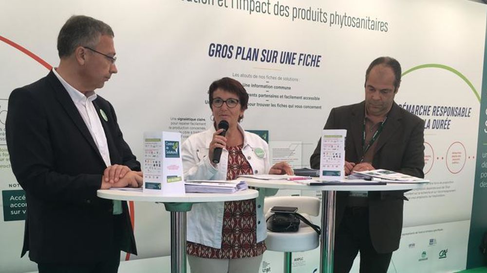 De gauche à droite, Eric Thirouin, secrétaire général adjoint de la FNSEA, et Christiane Lambert, saprésidente, avec  Christophe Zugaj de l’UIPP,  présentant le contrat de solution le 5 septembre 2018 à Innov-Agri.
