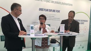 De gauche à droite, Eric Thirouin, secrétaire général adjoint de la FNSEA, et Christiane Lambert, saprésidente, avec Christophe Zugaj de l’UIPP, présentant le contrat de solution le 5 septembre 2018 à Innov-Agri. De gauche à droite, Eric Thirouin, secrétaire général adjoint de la FNSEA, et Christiane Lambert, saprésidente, avec Christophe Zugaj de l’UIPP, présentant le contrat de solution le 5 septembre 2018 à Innov-Agri.