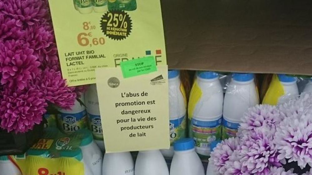 À l’appel de la FDSEA et de JA, des éleveurs laitiers ont dispersé symboliquement des pots de chrysanthèmes dans les rayons de grandes surfaces au Mans pour symboliser leur enterrement. © FDSEA 72