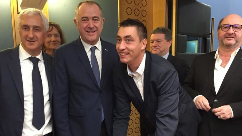 Signature de la charte d’engagement en faveur de l’approvisionnement de produits locaux avec les marchés de gros, vendredi 30 novembre au Sénat. De gauche à droite : Stéphane Layani, P-DG de Rungis, Didier Guillaume, ministre de l’Agriculture, Samuel Vandaele, secrétaire général de JA, et Christian Berthe, président de l’UNCGFL et du marché de Lyon-Corbas. © A. Cardinaux