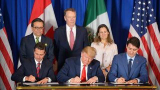 Donald Trump, le président des États-Unis, celui du Mexique (à gauche), et Justin Trudeau, le Premier ministre canadien, ont signé un nouvel accord de libre-échange entre leurs trois pays, en marge du G20. © Twitter/D. Trump Donald Trump, le président des États-Unis, celui du Mexique (à gauche), et Justin Trudeau, le Premier ministre canadien, ont signé un nouvel accord de libre-échange entre leurs trois pays, en marge du G20. © Twitter/D. Trump