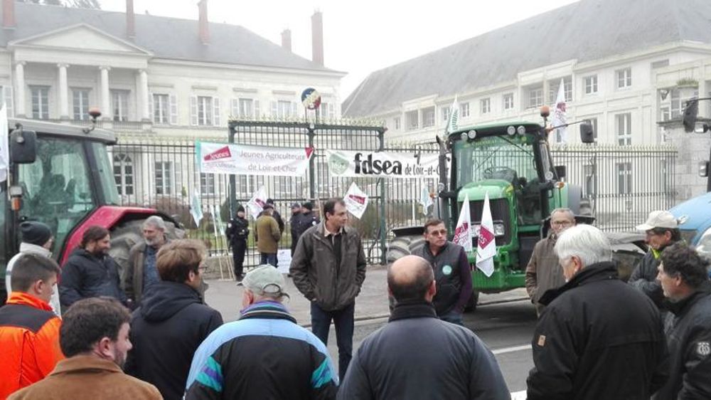 L’appel de FNSEA-JA à manifester devant les préfectures et permanences d’élus est suivi par une quinzaine de départements. Ici à Blois, le 11 décembre. © @Fdsea41