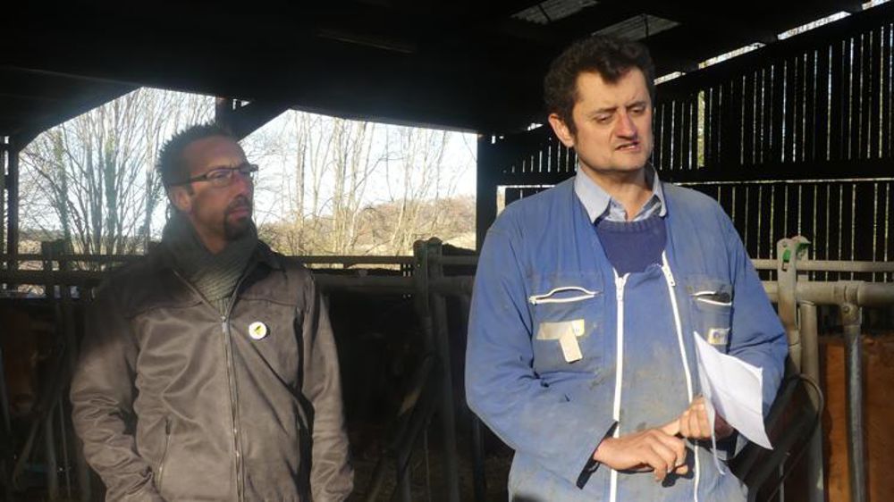 « Ce document tiré à 1 000 exemplaires est destiné à répondre aux besoins d’accompagnement des éleveurs, car il peut y avoir des traitements différents d’une zone géographique à l’autre, d’une situation à l’autre. Le but est de les aider à répondre à l’Administration », explique Nicolas Giron (à gauche), secrétaire national de la Confédération paysanne. © Claude Hélène Yvard