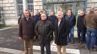 Les trois agriculteurs frondeurs de Tereos devant le tribunal de grande instance de Saint-Quentin ce 20 décembre 2018. © Twitter/A. Carré Les trois agriculteurs frondeurs de Tereos devant le tribunal de grande instance de Saint-Quentin ce 20 décembre 2018. © Twitter/A. Carré