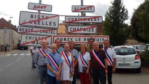 Jean-Luc Delpeuch, président de la communauté de communes du Clunisois, annonce sur son compte Twitter que le lundi 14 janvier à 14 heures, lors d’une conférence de presse à la mairie de Berzé-le-Châtel, « les maires de Berzé, Bray et Cortambert ainsi que le président de la communauté de communes du Clunisois signeront leurs démissions, contre l’exclusion des ICHN de leurs éleveurs ». Photo : Twitter @JeanLucDelpeuch Jean-Luc Delpeuch, président de la communauté de communes du Clunisois, annonce sur son compte Twitter que le lundi 14 janvier à 14 heures, lors d’une conférence de presse à la mairie de Berzé-le-Châtel, « les maires de Berzé, Bray et Cortambert ainsi que le président de la communauté de communes du Clunisois signeront leurs démissions, contre l’exclusion des ICHN de leurs éleveurs ». Photo : Twitter @JeanLucDelpeuch