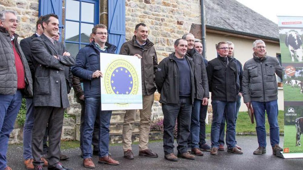 Parmi les membres de la réunion de constitution le 11 janvier de l’organisme de défense et de gestion du bœuf traditionnel de race normande, Pascal Orvain, président de l’organisme de sélection normande (gauche), et Samuel Journée (droite), chargé de mission, tiennent la pancarte. © Alexis Dufumier
