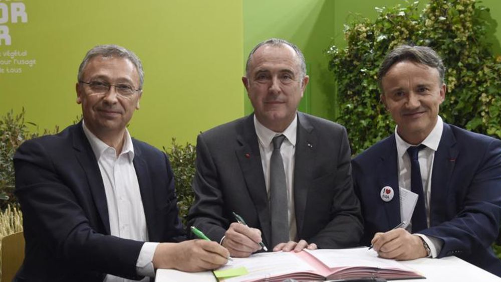 Didier Guillaume, ministre de l’Agriculture (au centre), signe le préambule du « contrat de solutions » pour la réduction des produits phytosanitaires avec Éric Thirouin,, président du comité de pilotage du contrat de solutions (à gauche), et Philippe Mauguin, P.-D.G. de l’Inra sur le stand de l’Odyssée végétale au Salon international de l’agriculture le 25 février 2019. © Ministère de l’Agriculture