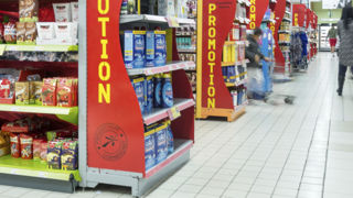 Plusieurs députés Les Républicains proposent d'appliquer l'encadrement des promotions à tous les produits de grande consommation, qu'ils soient alimentaires ou non. Plusieurs députés Les Républicains proposent d'appliquer l'encadrement des promotions à tous les produits de grande consommation, qu'ils soient alimentaires ou non.