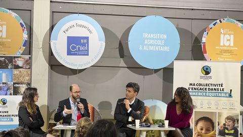 De gauche à droite : Éléonore Quarré (directrice conseil chez OpinionWay), Adam Forrai (responsable des Affaires générales - Réseau Le Lierre), Blaise Desbordes (directeur de Max Havelaar France) et Audrey Pulvar (adjointe à la Mairie de Paris en charge de l'alimentation durable) lors d’une table ronde au salon des maires et des collectivités locales (Paris), le 24 novembre 2022.