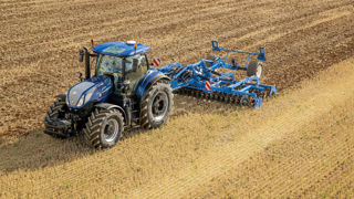 New Holland profite du renouvellement des ses T7 LWB AutoCommand, pour présenter le T7.300, un modèle en plus New Holland profite du renouvellement des ses T7 LWB AutoCommand, pour présenter le T7.300, un modèle en plus