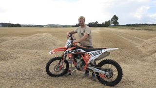 Céréalier à Villasavary, dans l Aude, Jérémy Estève pratique à fond le motocross. Céréalier à Villasavary, dans l Aude, Jérémy Estève pratique à fond le motocross.