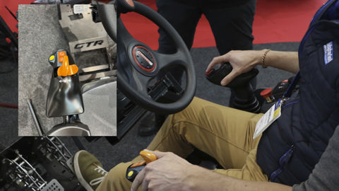 Lors du salon allemand Eurotier, Manitou a présenté son concept de joystick de direction. Il était possible de le tester via un simulateur et un casque de réalité virtuelle. Lors du salon allemand Eurotier, Manitou a présenté son concept de joystick de direction. Il était possible de le tester via un simulateur et un casque de réalité virtuelle.