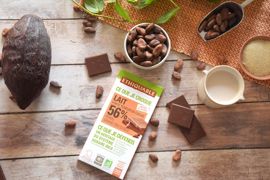 Le lait bio qui entre dans la composition des tablettes de chocolat assure une rémunération aux producteurs de 500 €/1000 litres. Le lait bio qui entre dans la composition des tablettes de chocolat assure une rémunération aux producteurs de 500 €/1000 litres.