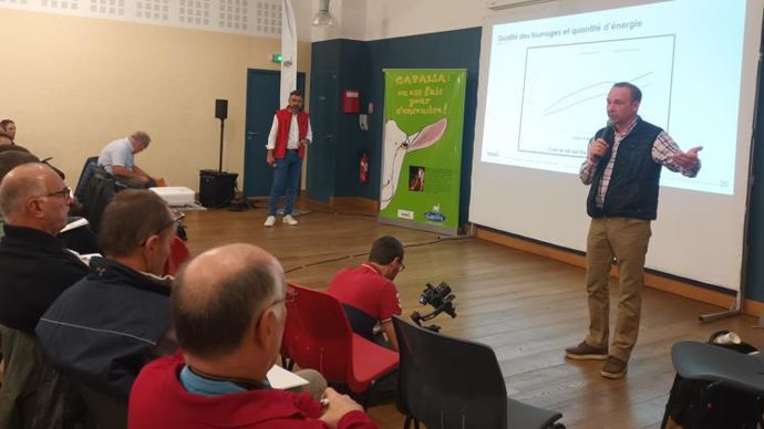 Plus de 200 éleveurs sont attendus aux journées techniques caprines organisées par Terrena. Ici, la présentation en salle à Saint-Généroux (Deux-Sèvres), ce mardi 8 novembre. © TERRENA