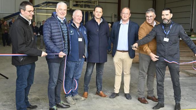 Pierre-Benoît Decool, chef de région La Flandre Groupe Noriap au centre, entouré, de gauche à droite, d’Alexandre Rommelaere, maire de Socx, François Damien, DG du groupe Noriap, Patrick Roelandt, chargé des relations industrielles, Alexandre Rivenet, président de La Flandre, David Saelens, président du groupe Noriap, et Tony Alves, responsable export pommes de terre. © LA FLANDRE