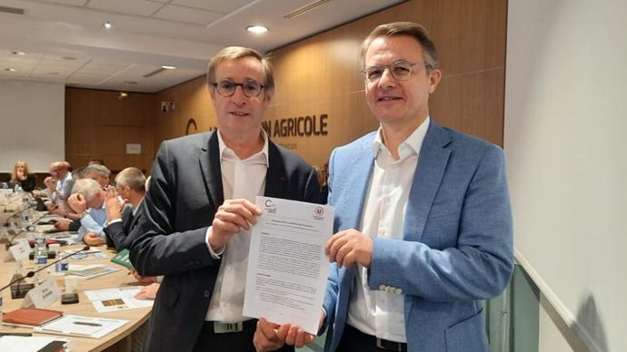Dominique Chargé (à g.), président de LCA, et Dominique Schelcher, président de Système U, lors de la signature, le 3 octobre, de la convention-cadre qui les réunit autour de trois axes de travail.
