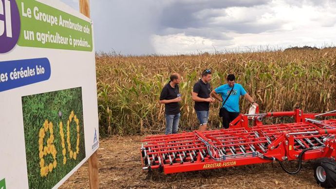 La journée du 7 septembre a mis l’accent sur la filière des céréales bio pour laquelle Armbruster dédie deux sites. En juin 2022, celui de Dettwiller, dans le Bas-Rhin, a rejoint celui d’Illhaeusern, dans le Haut-Rhin, mise en place en 2016. © C. REIBEL