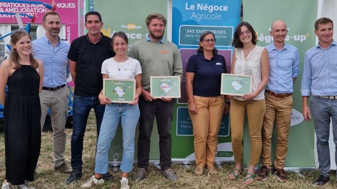 De gauche à droite : Perrine Magreault et Pierre Compère (Agri Sud-Ouest Innovation), John Guillaume (Groupe Bernard), Olga Bondoux (Assolia), Henri Desesquelles (Osiris), Stéphanie Peyrot (Groupe Isidore), Cassandre Feray (UV Boosting), Yann Lamy (Négoce Expansion) et Sébastien Evain (Syngenta), le 7 septembre, à Innov-Agri.