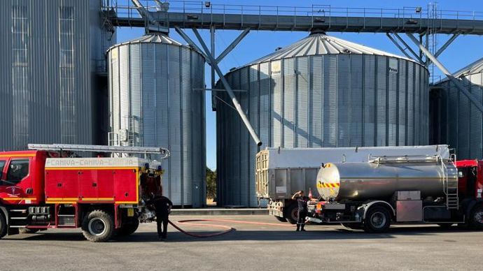 Mercredi 10 août, à La Peyratte (Deux-Sèvres), les pompiers, épaulés par toute une chaîne de solidarité, sont parvenus à arrêter l’incendie aux portes des installations du négoce Beauchamp. © BEAUCHAMP
