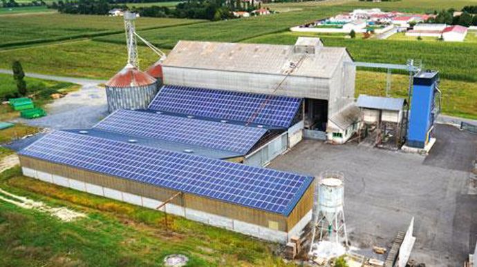 Euralis possède 30 000 m² de toitures de silos où pourraient être posés des panneaux photovoltaïques, comme ici à Rabastens-de-Bigorre (Hautes-Pyrénées) où Cam Energie exploitera seule la centrale. Euralis possède 30 000 m² de toitures de silos où pourraient être posés des panneaux photovoltaïques, comme ici à Rabastens-de-Bigorre (Hautes-Pyrénées) où Cam Energie exploitera seule la centrale.