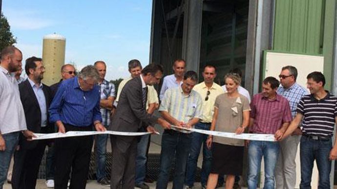 Le silo de Mazières-sur-Béronne a été inauguré en présence de la députée Delphine Batho et du vice-président de la région Poitou-Charentes, Jean-François Macaire. Tous deux entourent Jean-Yves Poizant, président de Terre Atlantique. Le silo de Mazières-sur-Béronne a été inauguré en présence de la députée Delphine Batho et du vice-président de la région Poitou-Charentes, Jean-François Macaire. Tous deux entourent Jean-Yves Poizant, président de Terre Atlantique.