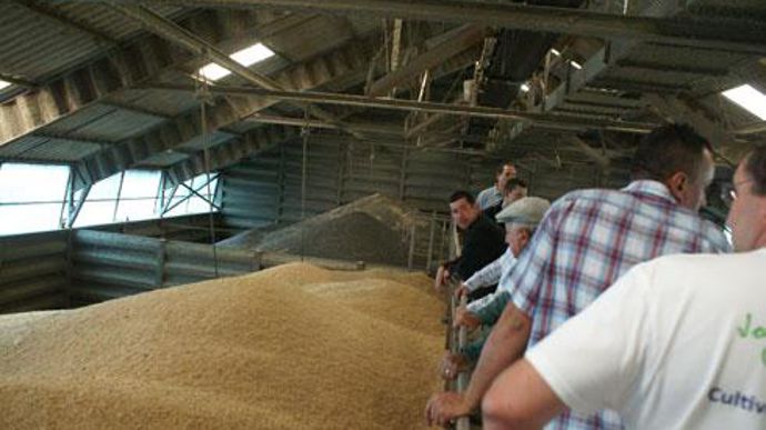 Les visiteurs ont posé beaucoup de questions sur la façon dont les grains sont stockés, nettoyés, ventilés, ainsi que sur les débouchés des céréales. Les visiteurs ont posé beaucoup de questions sur la façon dont les grains sont stockés, nettoyés, ventilés, ainsi que sur les débouchés des céréales.
