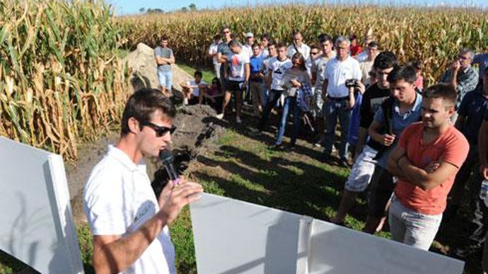 Ces demi-journées sont proposées aux adhérents, depuis septembre 2012, pour leur montrer l'expérimentation conduite avec des agriculteurs volontaires qui sont une trentaine aujourd'hui. Ces demi-journées sont proposées aux adhérents, depuis septembre 2012, pour leur montrer l'expérimentation conduite avec des agriculteurs volontaires qui sont une trentaine aujourd'hui.